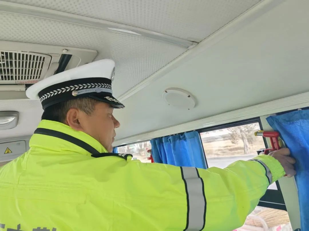 市公安局交警支隊進入轄區幼兒園開展校車安全大檢查/ 圖片