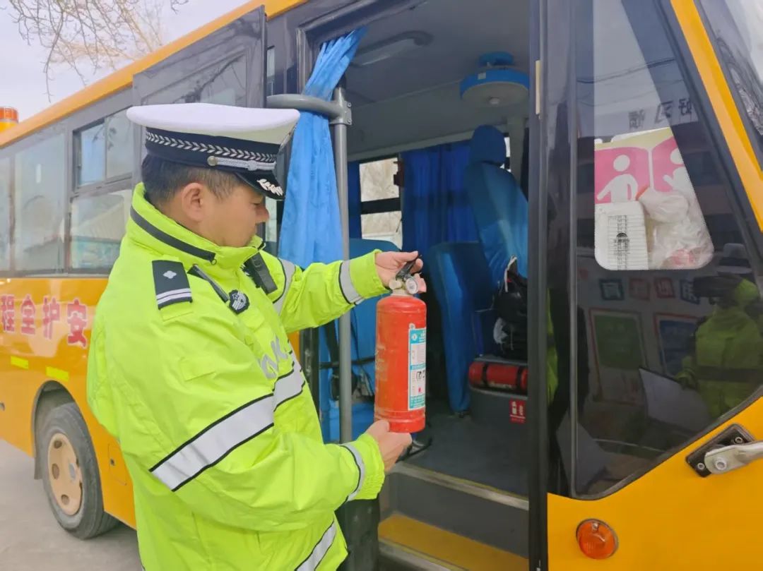 市公安局交警支隊進入轄區幼兒園開展校車安全大檢查/ 圖片