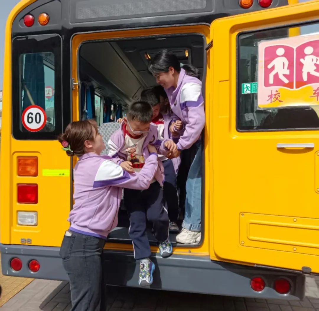 【校園安全】與“愛”同路 安全“童”行——新安縣第四實驗幼兒園校車安全演練活動