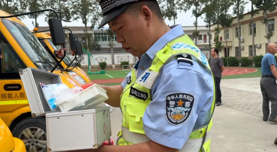 西吳中心校聯合交警開展六月校車安全檢查/ 圖片