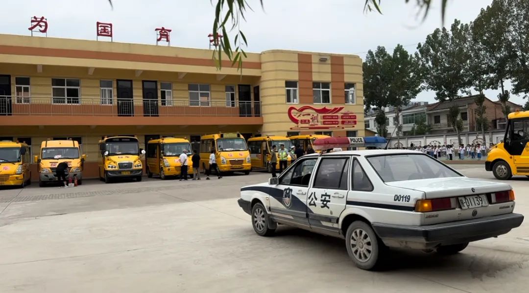 西吳中心校聯合交警開展六月校車安全檢查/ 圖片