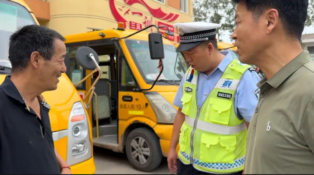 西吳中心校聯合交警開展六月校車安全檢查/ 圖片