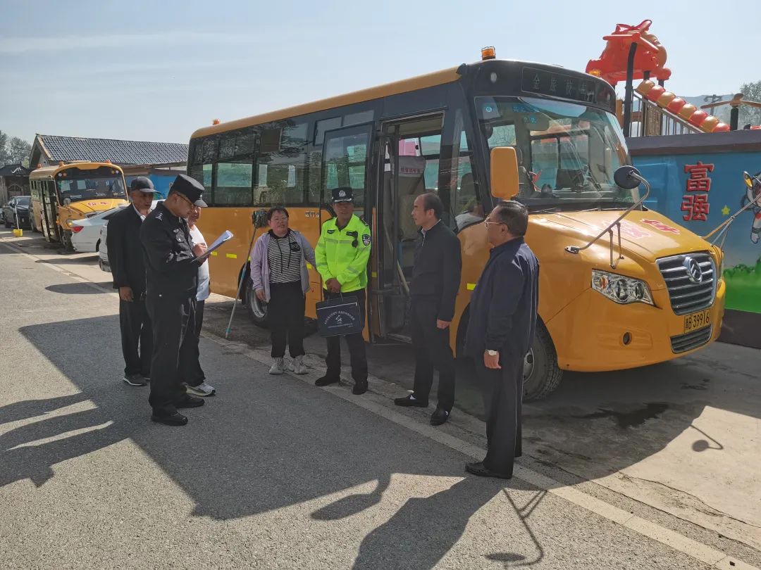 護航學子平安路——互助公安嚴把校車“體檢關” 守護學生“平安路”