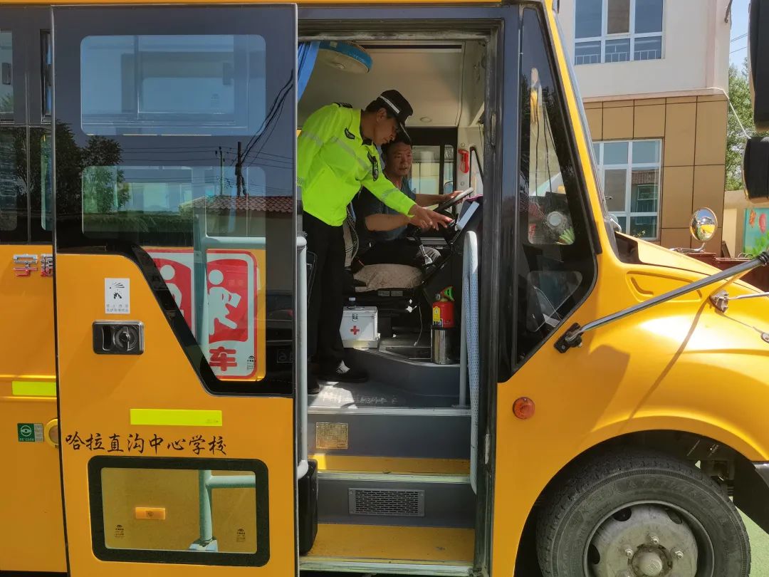 護航學子平安路——互助公安嚴把校車“體檢關” 守護學生“平安路” 護航學子平安路——互助公安嚴把校車“體檢關” 守護學生“平安路”