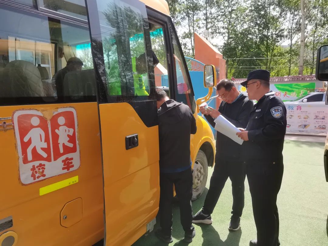 護航學子平安路——互助公安嚴把校車“體檢關” 守護學生“平安路” 護航學子平安路——互助公安嚴把校車“體檢關” 守護學生“平安路”