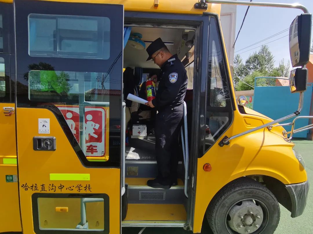 護航學子平安路——互助公安嚴把校車“體檢關” 守護學生“平安路” 護航學子平安路——互助公安嚴把校車“體檢關” 守護學生“平安路”