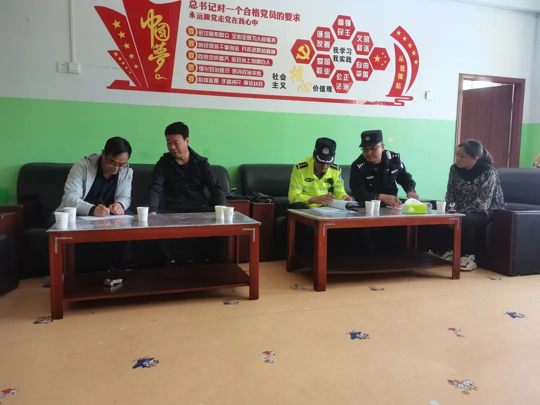 護航學子平安路——互助公安嚴把校車“體檢關” 守護學生“平安路” 護航學子平安路——互助公安嚴把校車“體檢關” 守護學生“平安路”