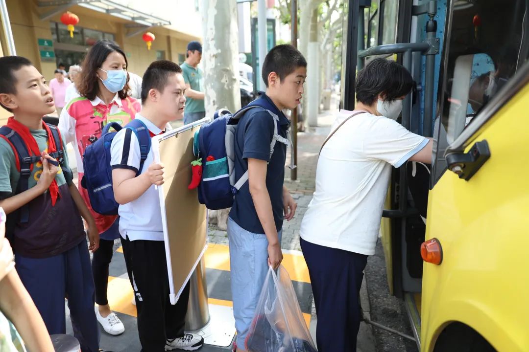 安全帶，生命帶——董李鳳美康健學(xué)校組織牢系安全帶校車演練