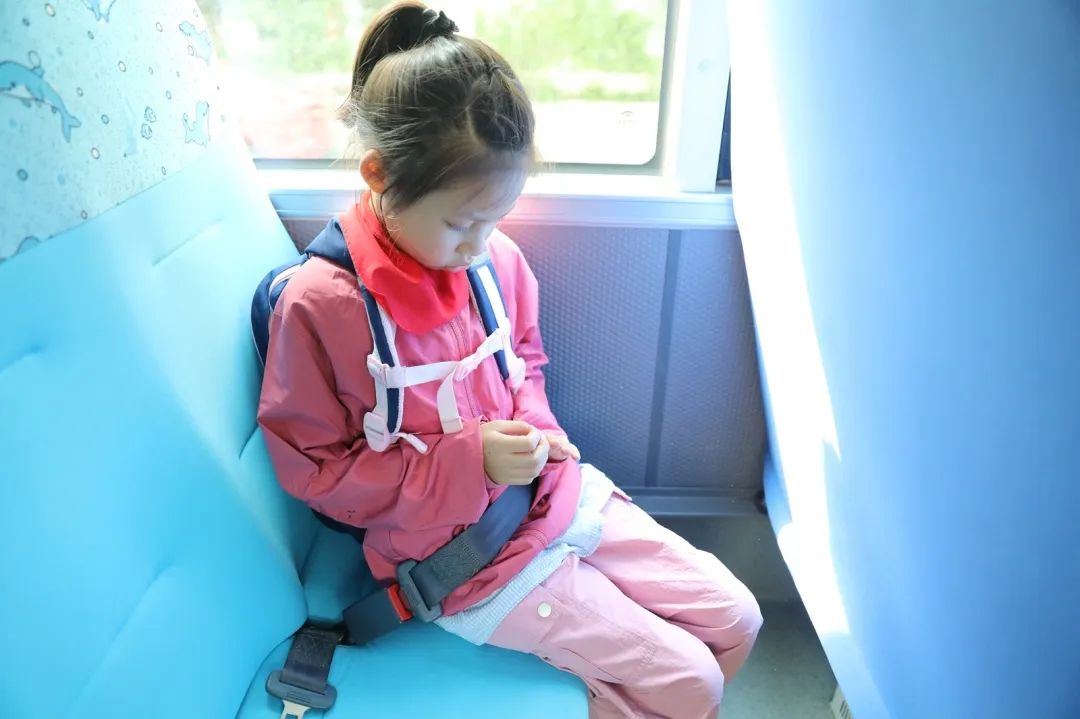 安全帶，生命帶——董李鳳美康健學(xué)校組織牢系安全帶校車演練