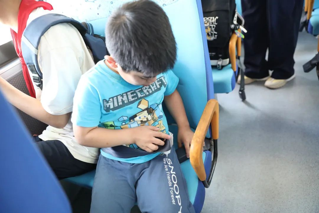 安全帶，生命帶——董李鳳美康健學(xué)校組織牢系安全帶校車演練