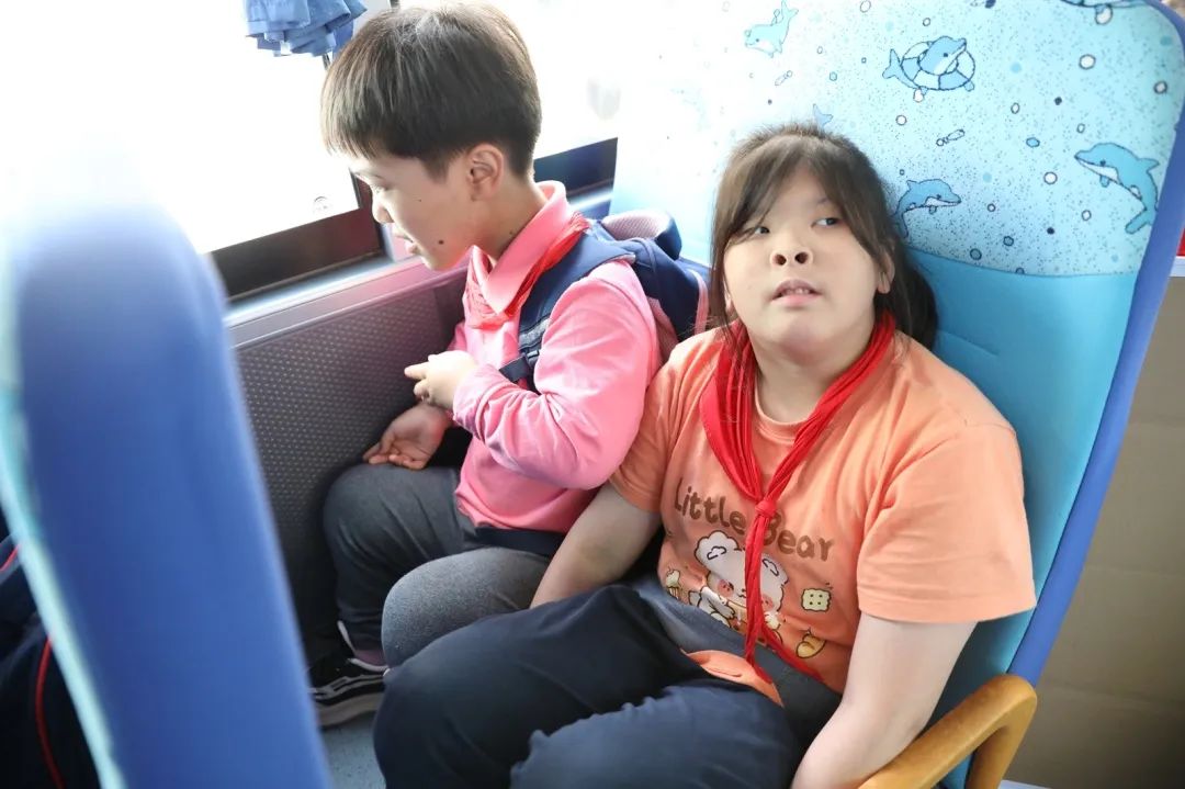 安全帶，生命帶——董李鳳美康健學(xué)校組織牢系安全帶校車演練