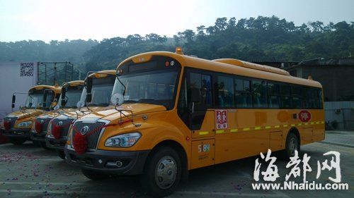 定制路線用的都是大鼻子校車