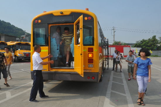 定制校車開展消防演練