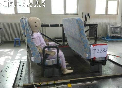 宇通校車座椅碰撞試驗成功
