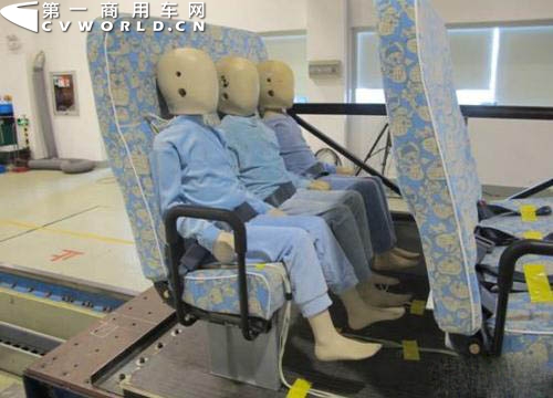 宇通校車座椅碰撞試驗成功