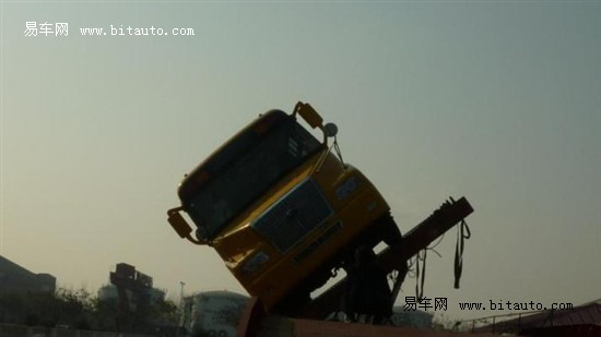 國內(nèi)校車側(cè)翻試驗：車體結(jié)構(gòu)完好無損