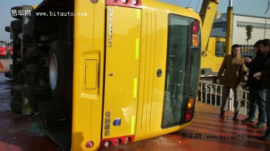 宇通進行校車側翻試驗:車體結構完好無損