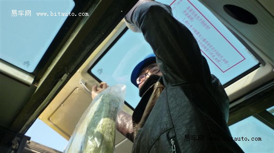 宇通進行校車側翻試驗:車體結構完好無損