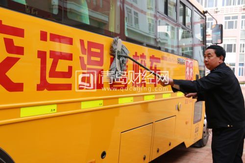 校車駕駛員正在打掃車輛衛生