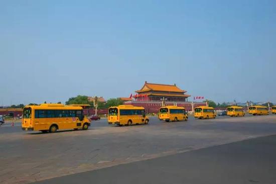 校車駛過天安門