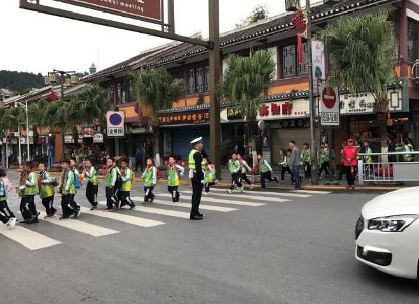 遵義紅花崗區(qū)交警大隊：“警·隊”相連 愛心相護