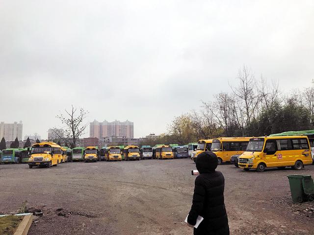 湖北省崇陽縣率先成立國有校車公司 收購180多臺私營校車嚴格統一管理