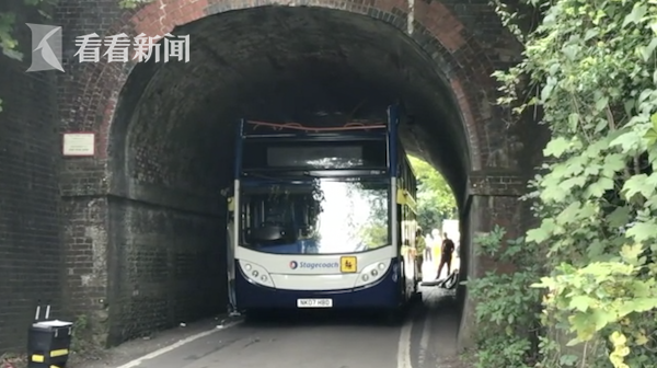 英國校車司機(jī)抄近路不顧限高 巴士車頂全被削掉