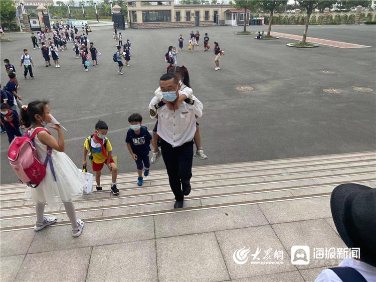 青島溫馨校車：親情服務 十米車廂里的守護