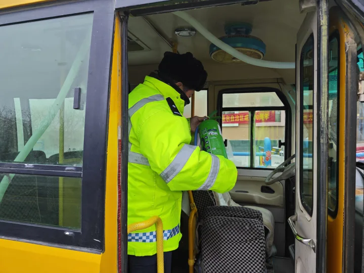 博樂公安交警開展校車安全專項行動