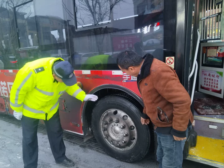 博樂公安交警開展校車安全專項行動