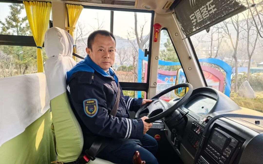 錦旗致謝！校車守護暖童心