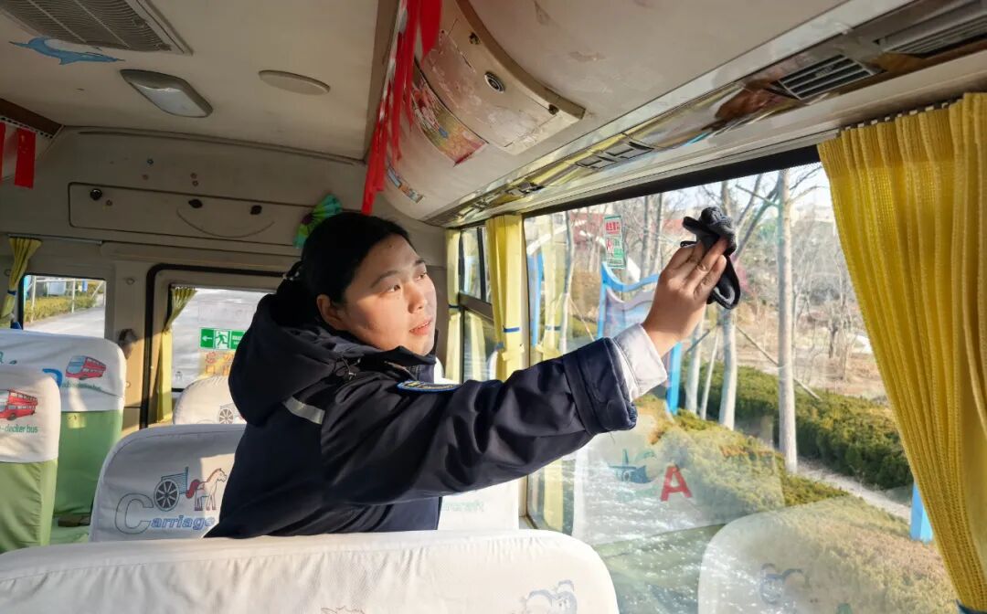 錦旗致謝！校車守護暖童心