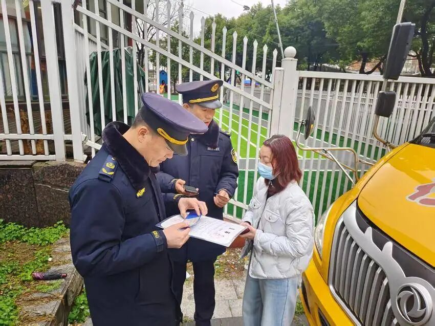 速覽青山｜護(hù)航開學(xué)季！青山城管為校車“深度體檢”