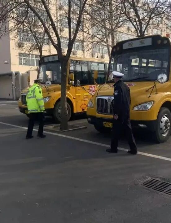 牢筑學子出行安全防線丨鄒平懷遠學校春季校車安全專項督查獲好評