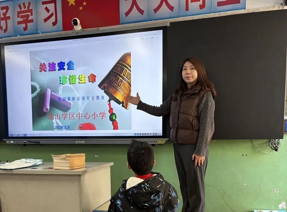 校車安全演練 ，筑牢安全防線——龍山中心小學校車安全演練