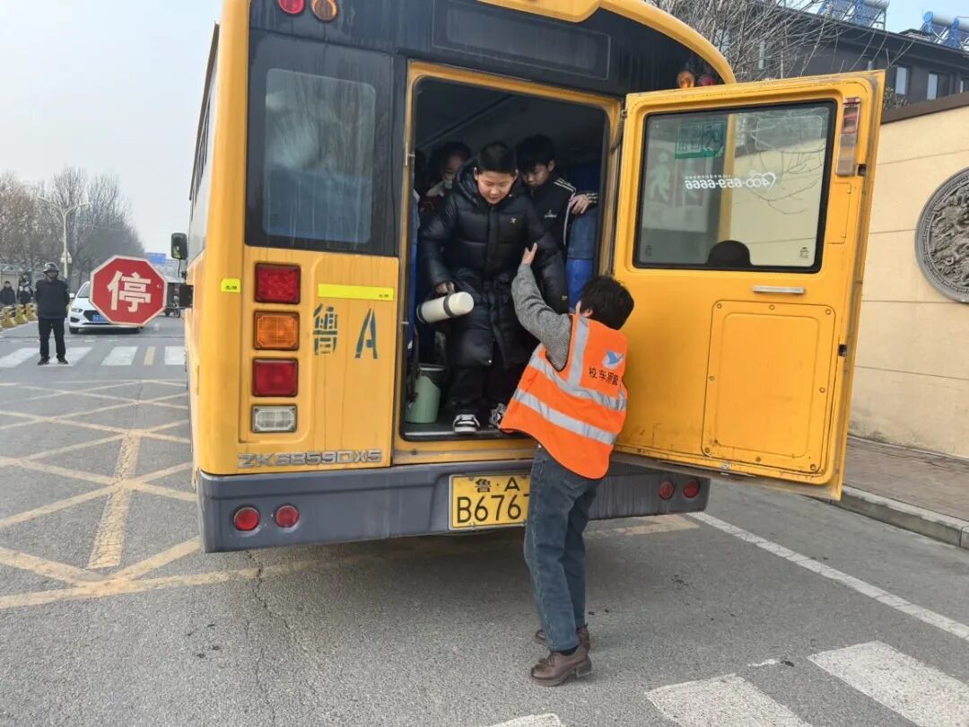 校車安全演練 ，筑牢安全防線——龍山中心小學校車安全演練