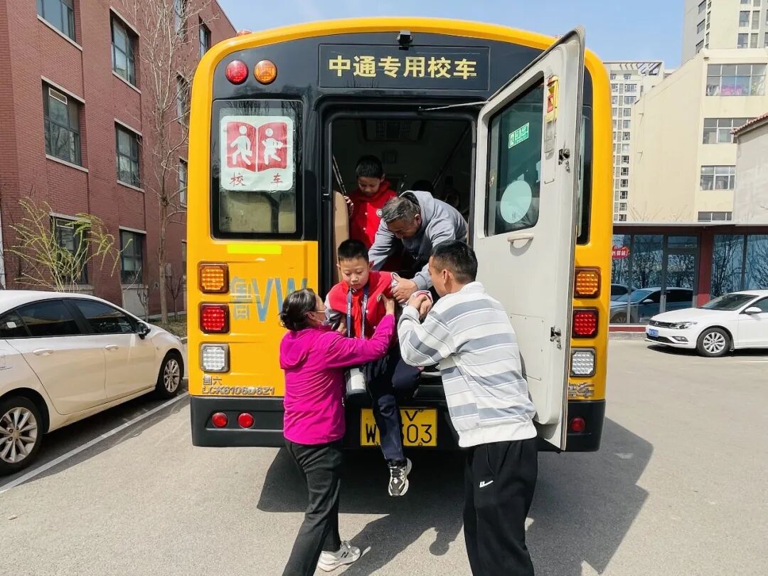 筑牢安全防線  護(hù)航平安出行——坊子區(qū)理想小學(xué)開展校車安全應(yīng)急演練活動(dòng)
