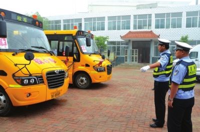 城關交警開展校車安全檢查