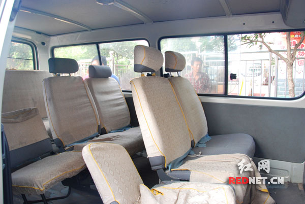 （黑校車內座椅沒有安全帶）