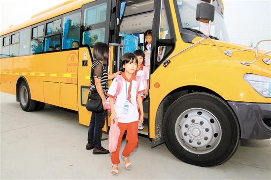 每年投入營(yíng)運(yùn)費(fèi)用達(dá)1710多萬(wàn)元校車(chē)服務(wù)臺(tái)山經(jīng)驗(yàn)在全省推廣 中國(guó)財(cái)經(jīng)界 www.qbjrxs.com