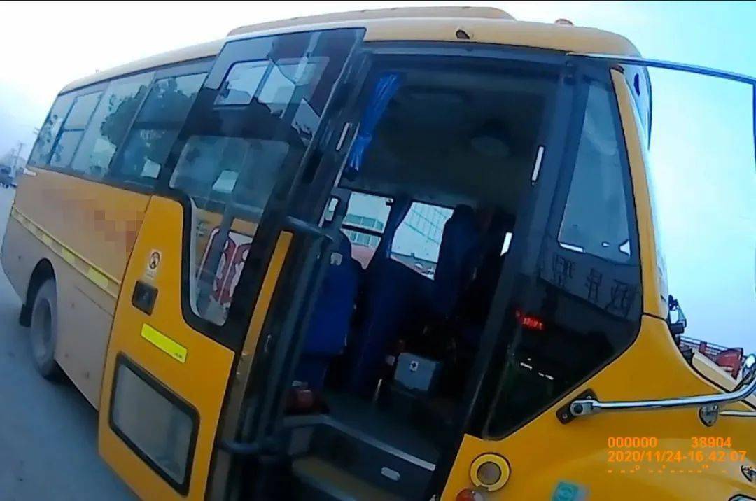 “黑校車”超員 文安交警依法處罰！