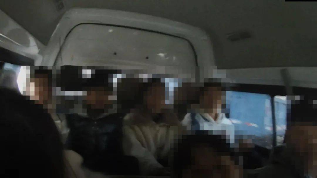 “黑校車”超員 文安交警依法處罰！