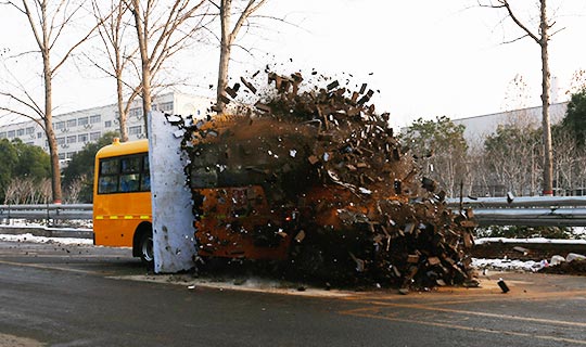 宇通校車成功挑戰撞墻測試