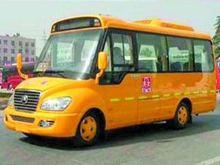 大鼻王”校車(chē)來(lái)到幼兒園(圖)