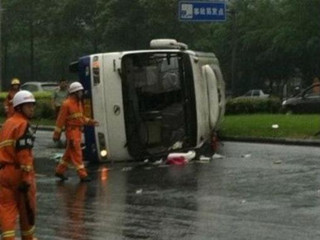 網(wǎng)友現(xiàn)場(chǎng)播報(bào)：成都幼兒園客車(chē)側(cè)翻（圖） 